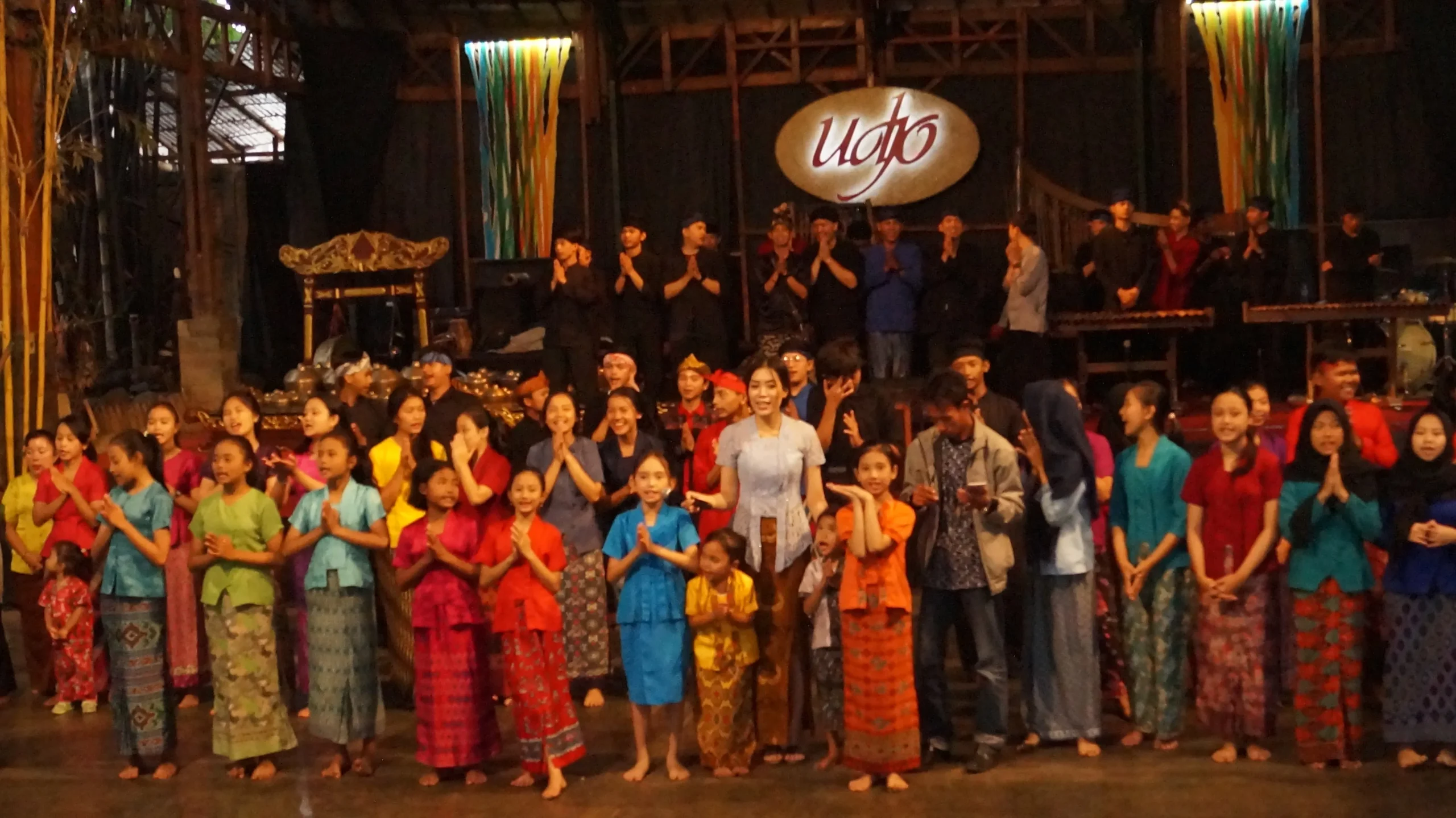 Alat musik bambu angklung kesenian tradisional suku sunda di pulau jawa barat