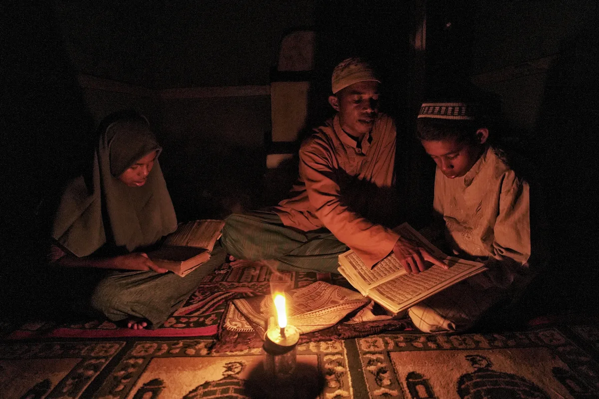 Anak-anak mengaji bersama dengan penuh semangat dan adab islami
