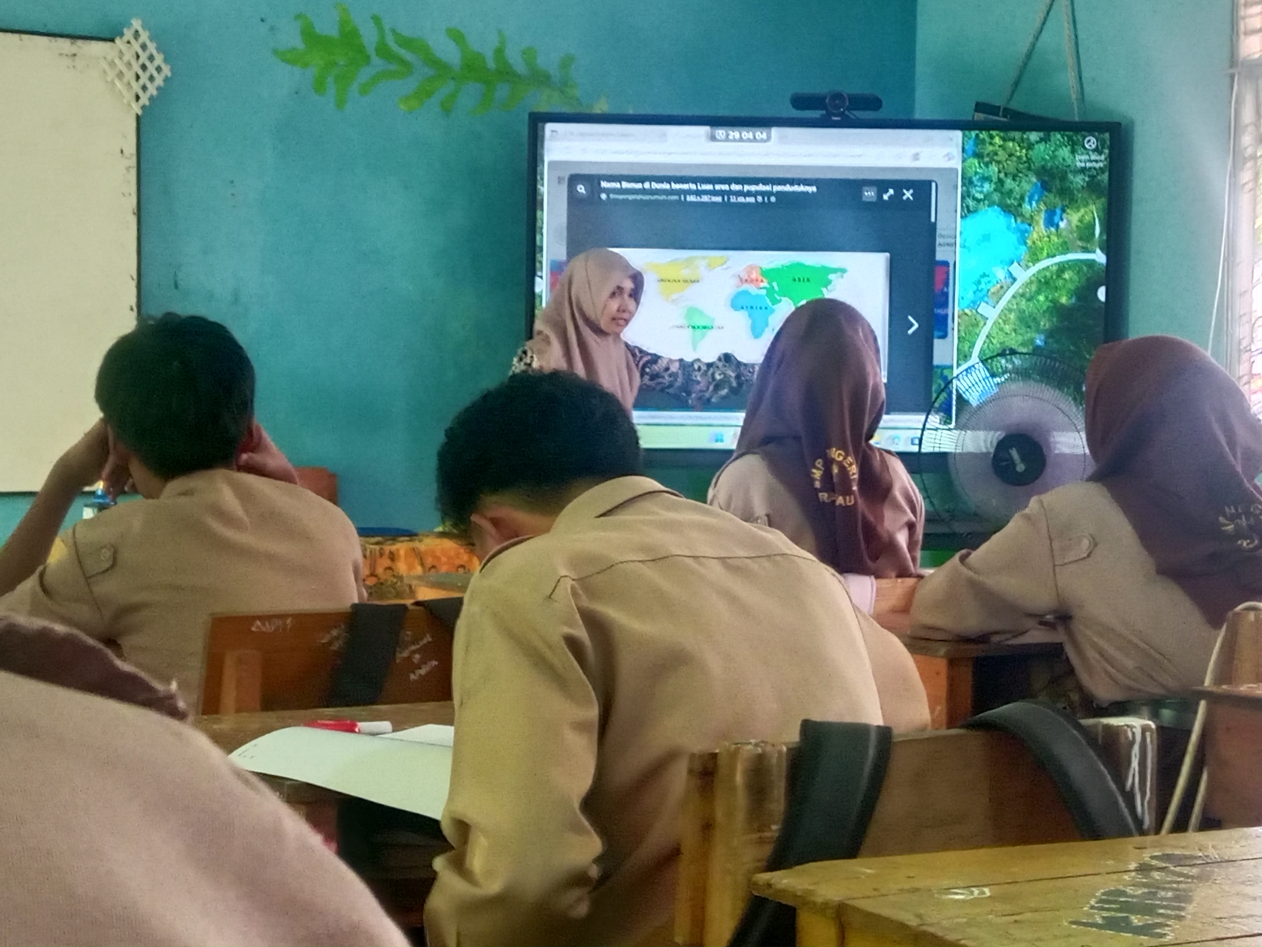 Suasana kegiatan pembacaan puisi tentang pendidikan di ruang kelas sekolah Indonesia