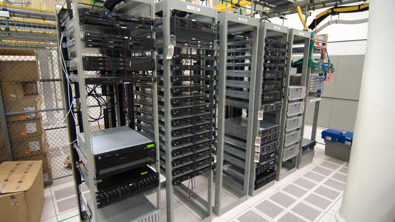 Jajaran lemari rak komputer server 19 inci di ruang data center modern