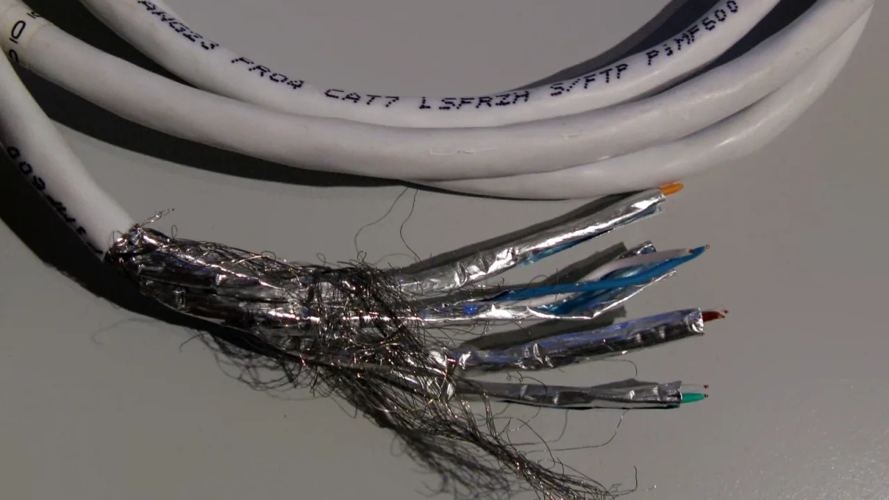 Konstruksi lapisan pelindung foil kabel Cat 7 S-FTP