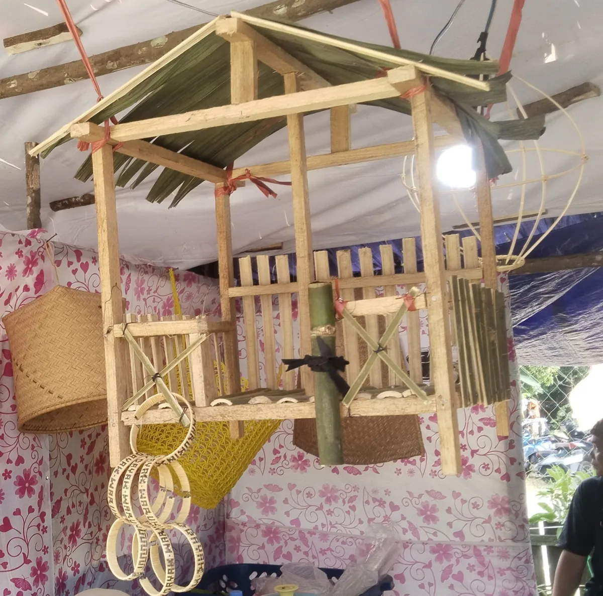 Kerajinan bahan keras alami miniatur rumah bambu