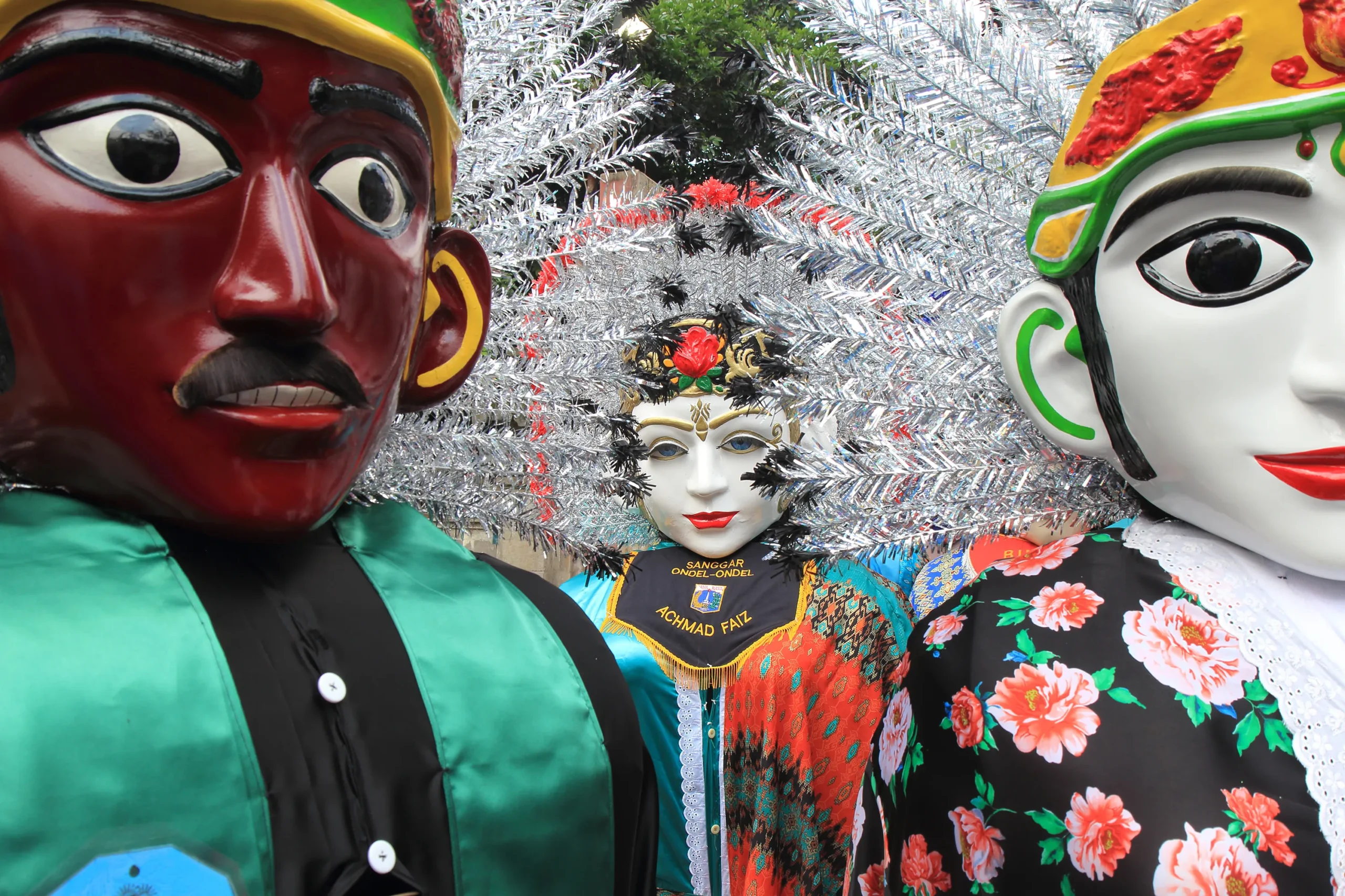 Kesenian boneka raksasa ondel ondel khas tradisi masyarakat betawi jakarta