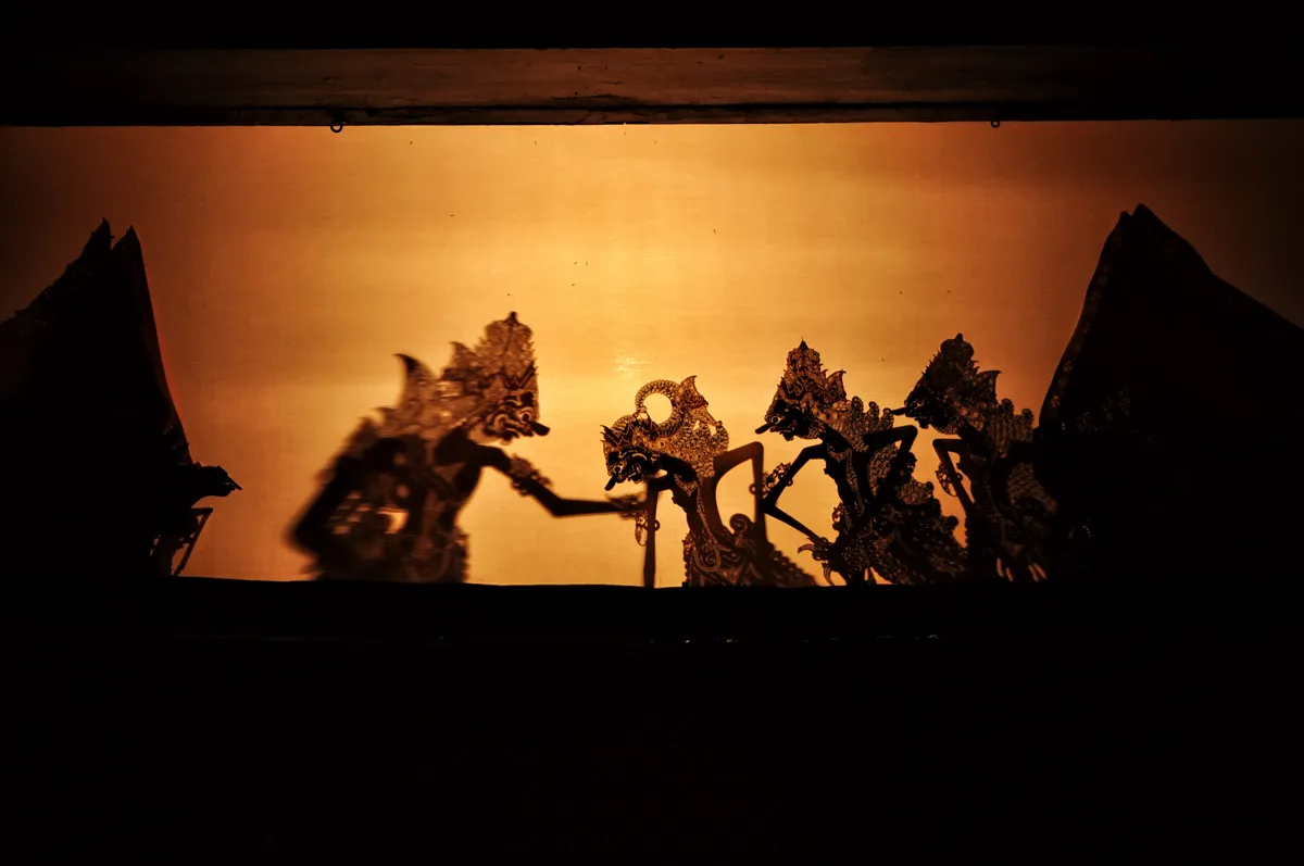 Pertunjukan wayang kulit purwa kesenian tradisional suku jawa di pulau jawa