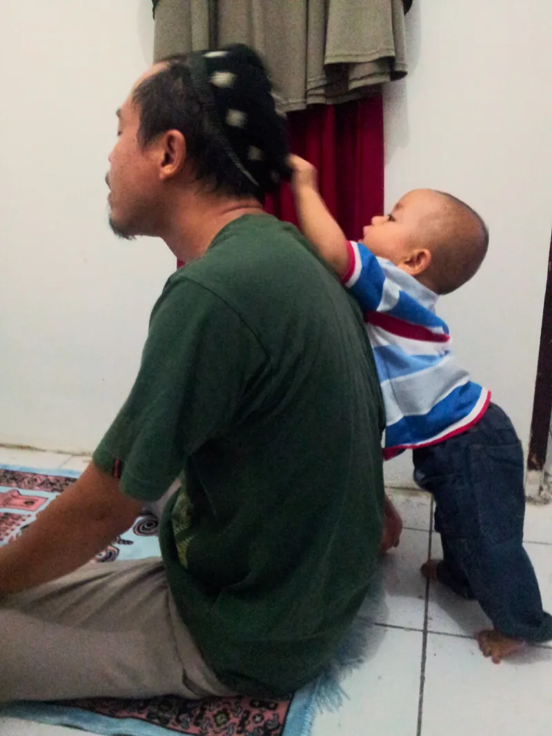Keteladanan ayah melaksanakan ibadah shalat bersama anak di rumah