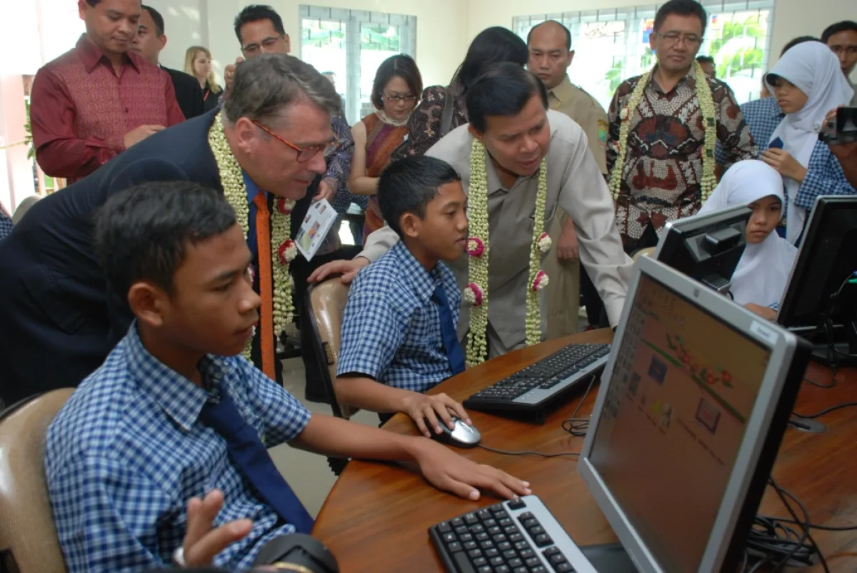 Siswa sekolah belajar di laboratorium komputer informatika