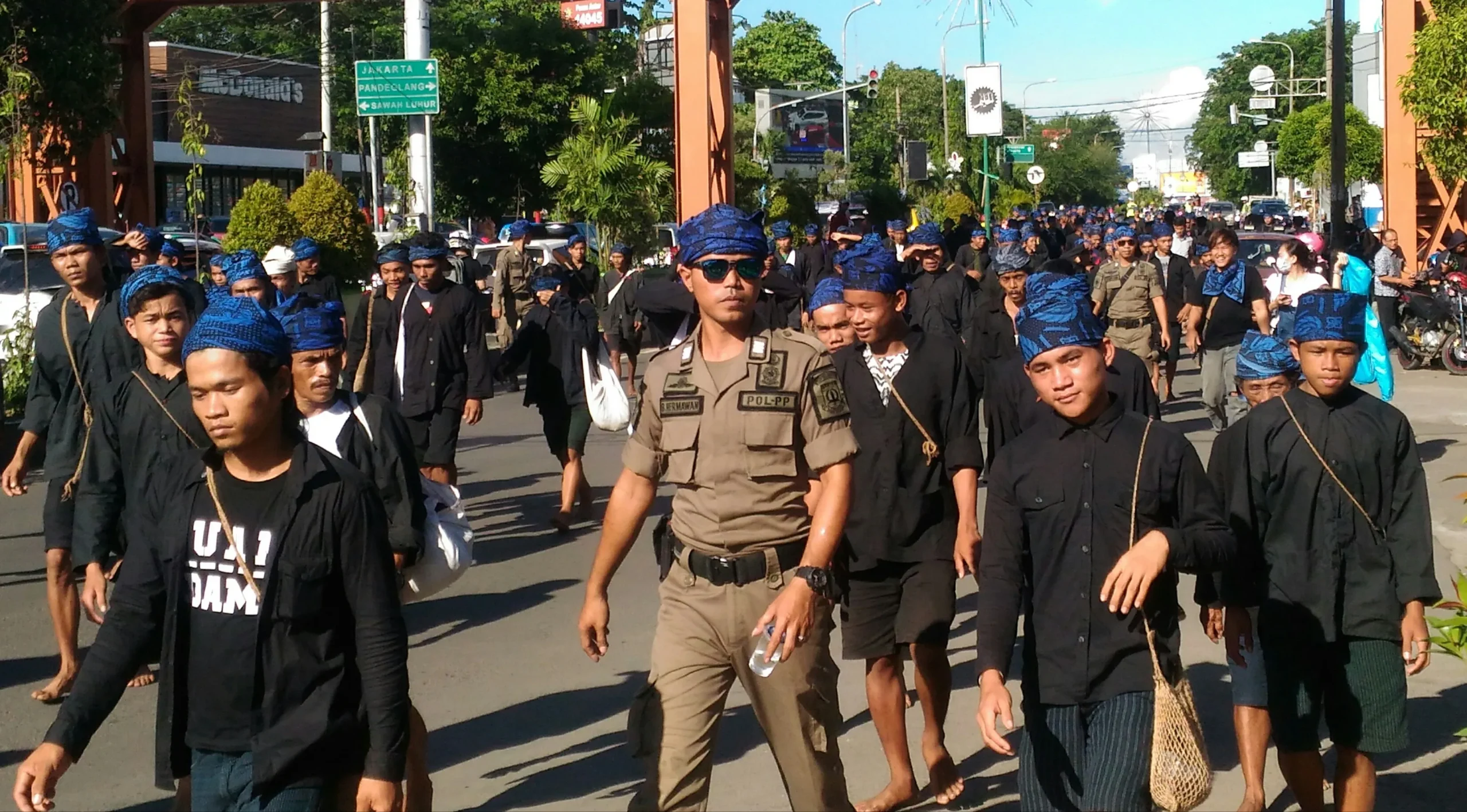 Masyarakat adat suku baduy pulau jawa berjalan kaki pada upacara seba di banten