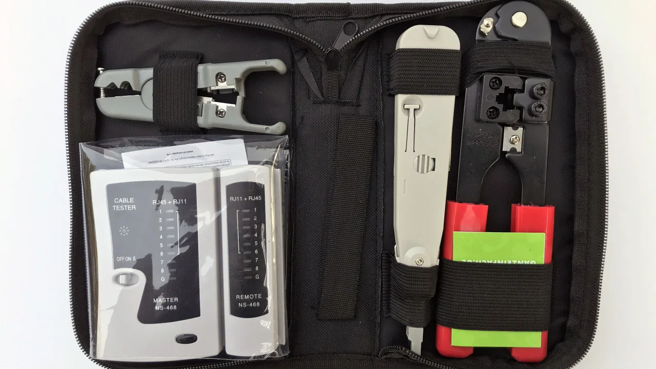 Peralatan crimping kabel UTP meliputi tang crimping, pengupas kabel, dan LAN cable tester