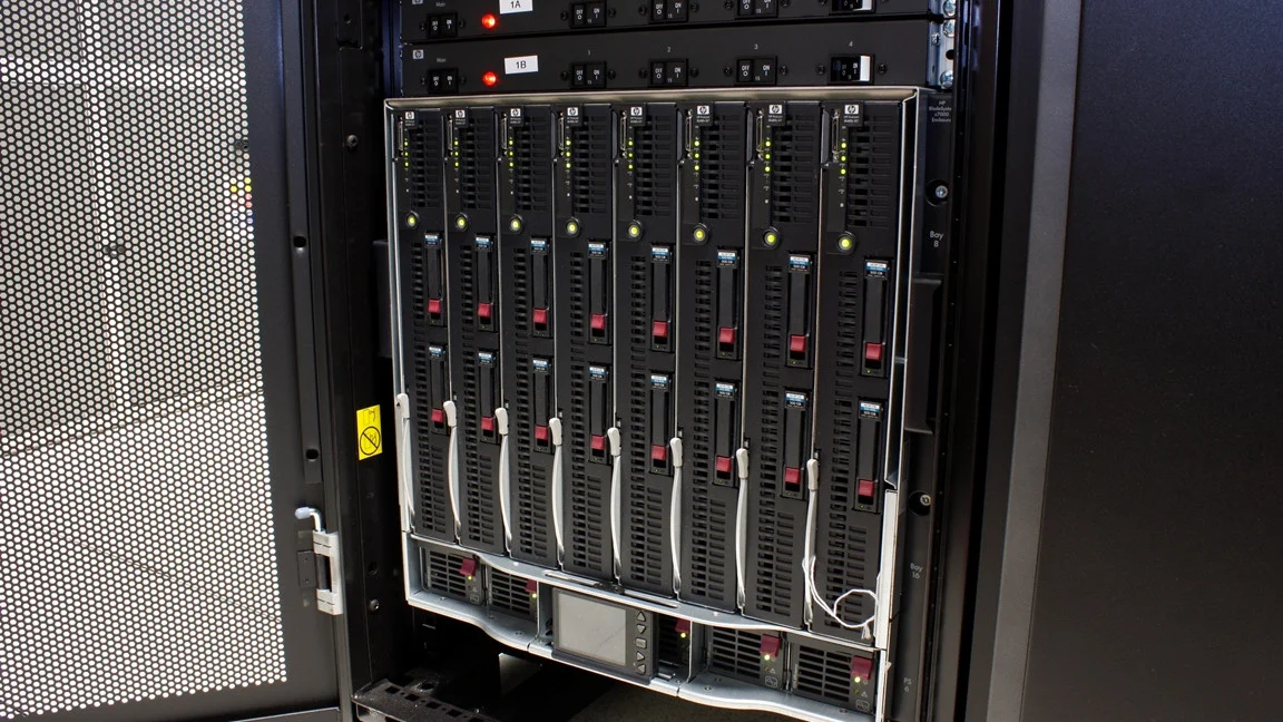 Sasis blade server enclosure terpusat dengan modul blade server hot-swappable