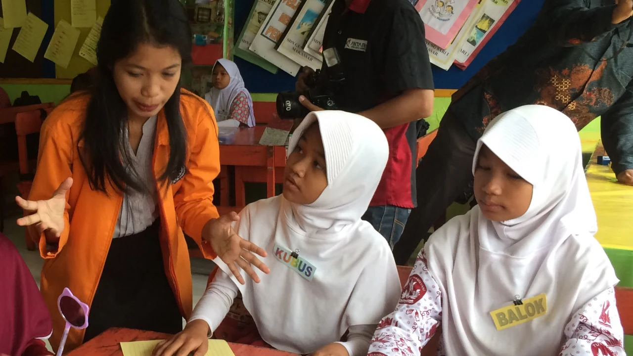 Siswa sekolah Indonesia mempraktikkan model bangun ruang geometri matematika di kelas