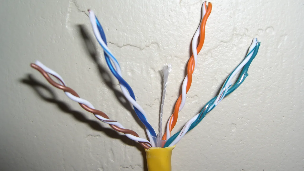 Struktur fisik anatomi kabel UTP Cat 6 dengan pemisah silang cross spline