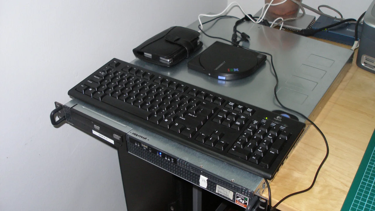 Unit komputer server rackmount 1U dengan port jaringan dan komponen perangkat keras internal