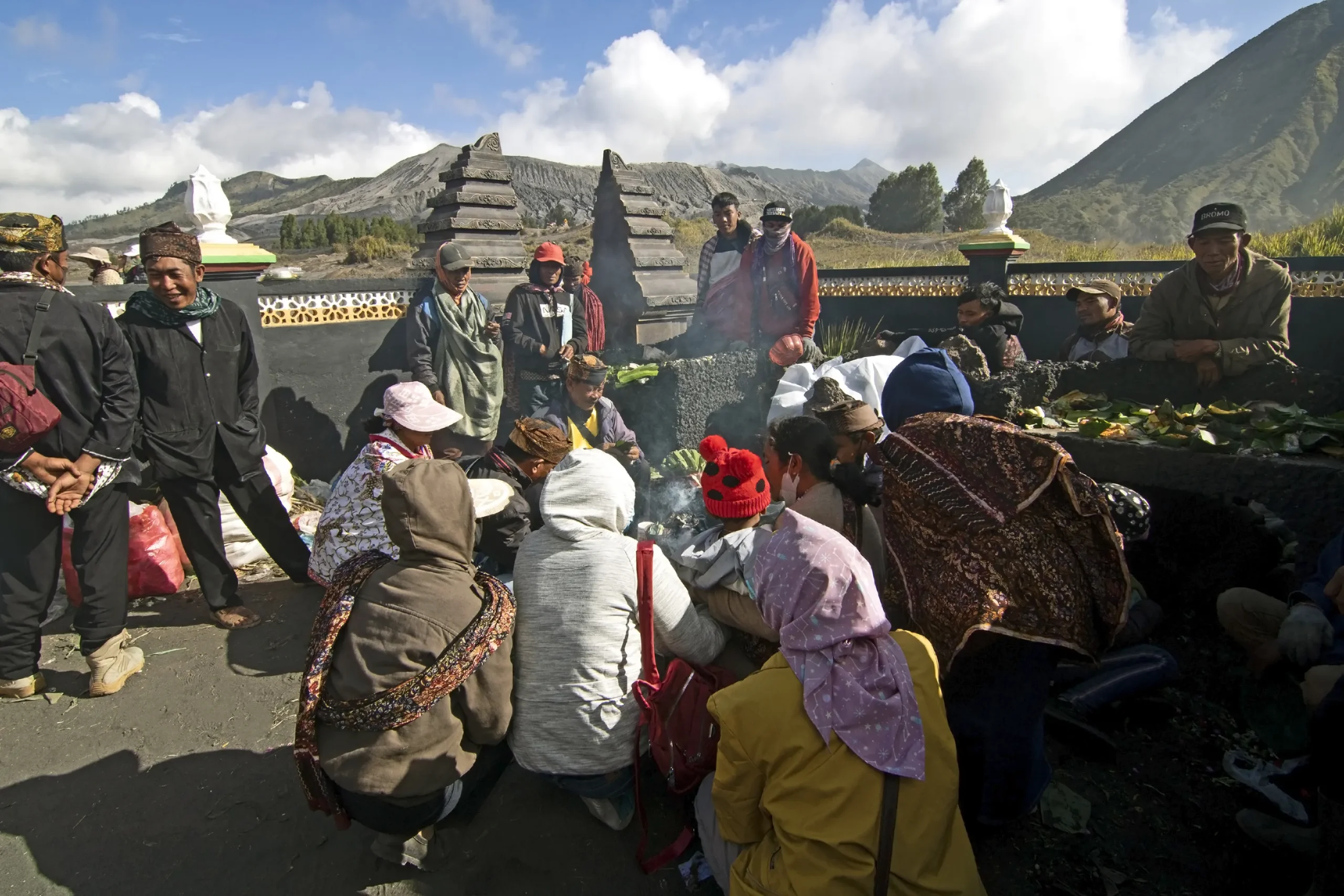 Upacara ritual yadnya kasada masyarakat lereng gunung bromo
